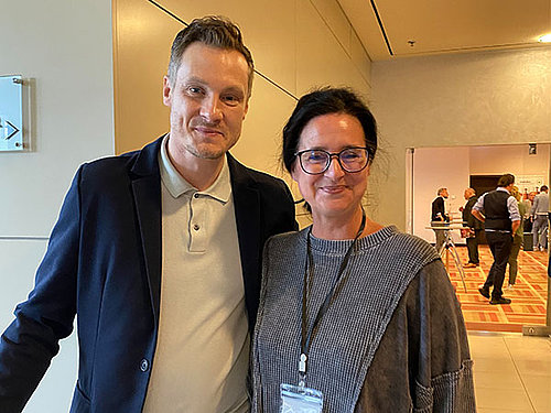 Jana Ellinger vom iftp und Leitung des Projekt BatterieverbundMD mit Marcell Jansen, Ex-Bundesligaprofi und Gründer der Statics Group.